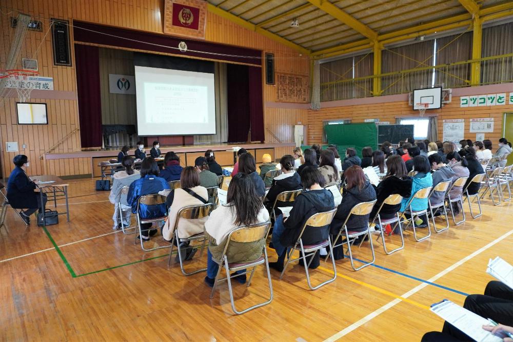 鴻茎小学校での出張説明の様子