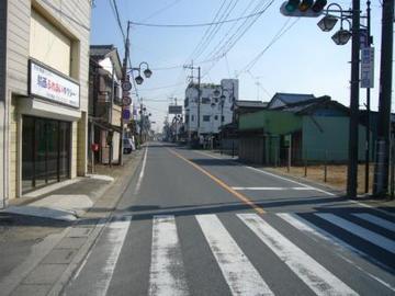 道路沿いの商店街の写真