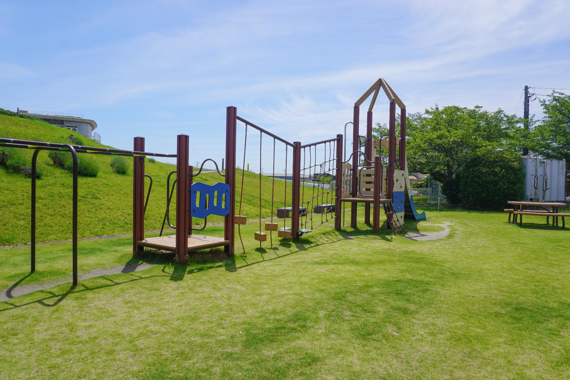 利根川こども館の庭の遊具