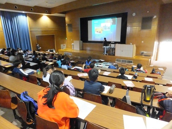 平成国際大学で世界の政治指導者について学びました。