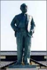 道の駅にある下總皖一の銅像の写真