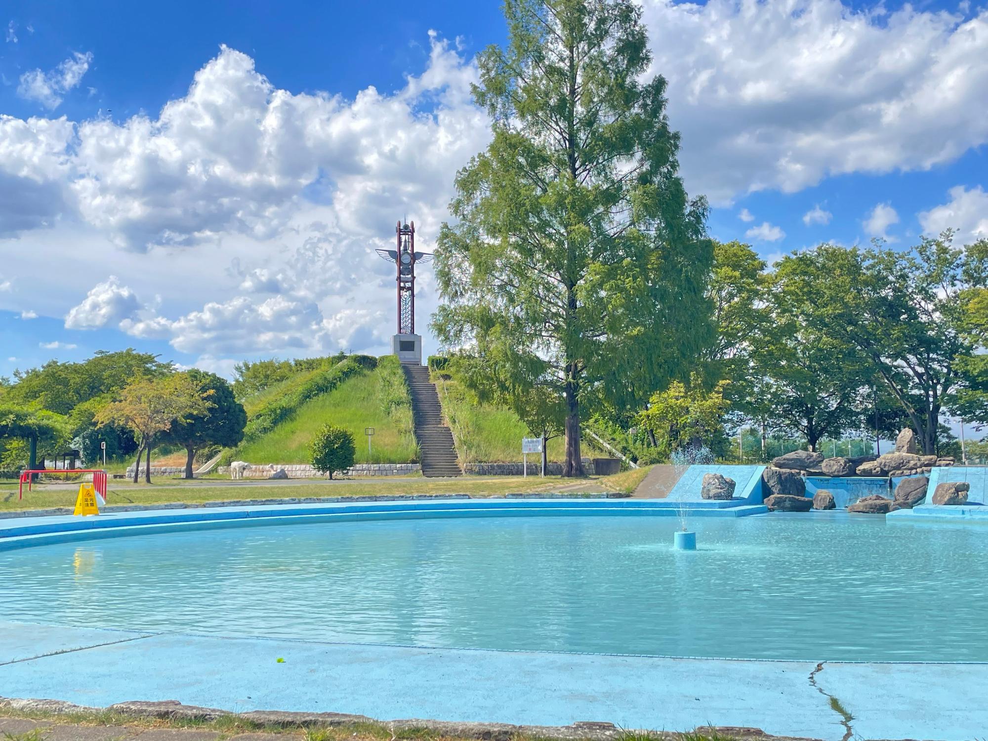 じゃぶじゃぶ池に水が入っている様子