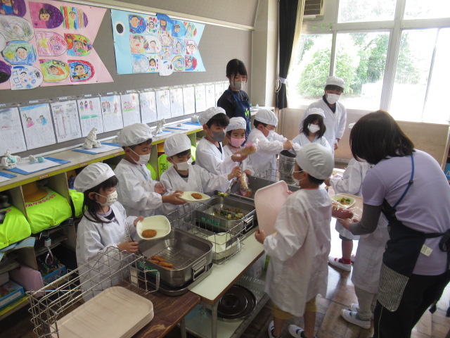 5/13 1年生も給食当番、始まりました!／加須市