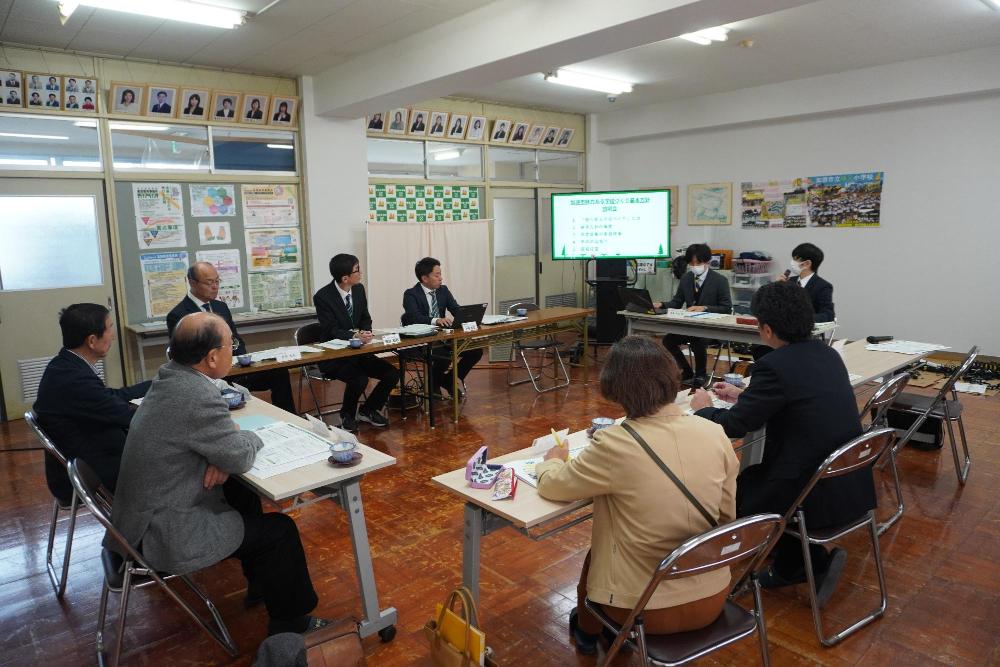 種足小学校での出張説明の様子