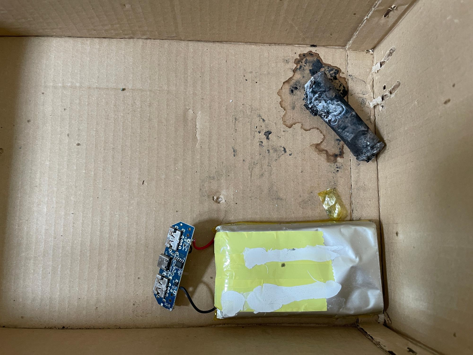 収集車の中で焼け焦げたリチウムイオン電池
