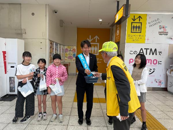 5月13日 あいさつ運動駅キャンペーンの様子