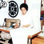 ミシンで縫い合わせる職人の写真
