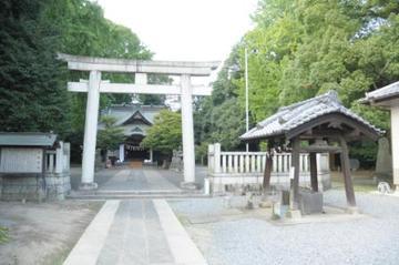 鳥居の奥に見える玉敷神社の写真