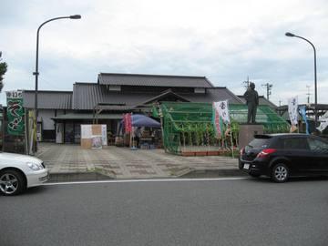 和風の建物の農産物直売所の写真