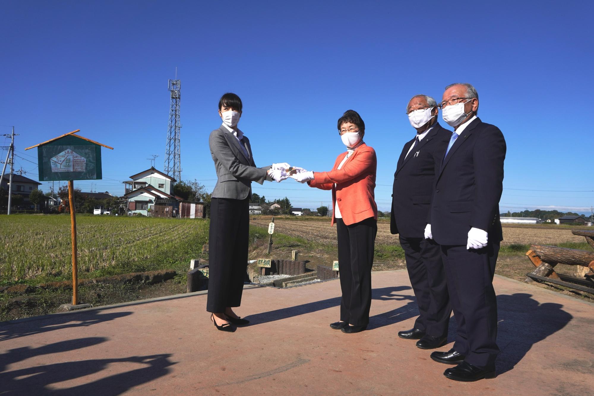 株式会社カクマルより3市町長へ三県境プレートの寄贈