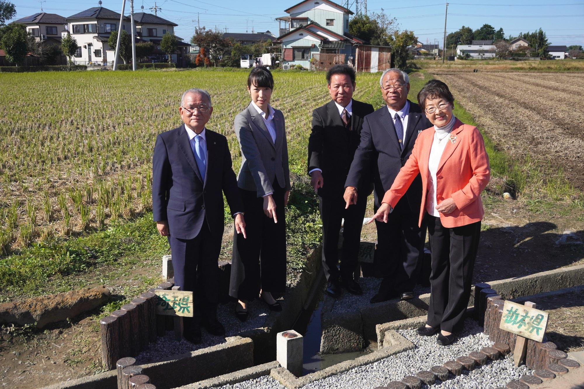 3市町長と協力企業代表者の記念撮影