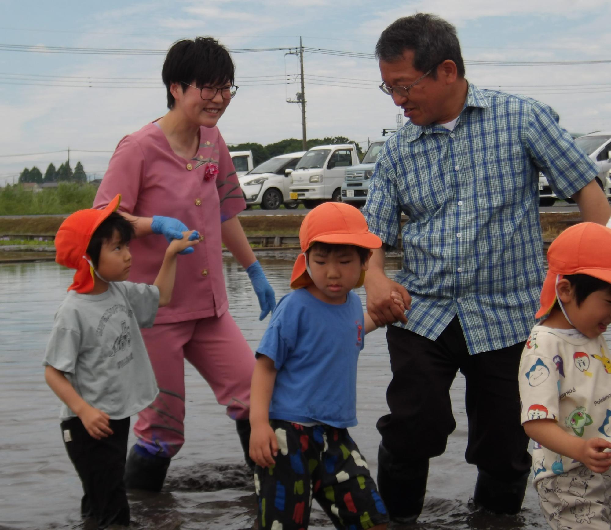 観光大使の大宮恵さん(左)も参加