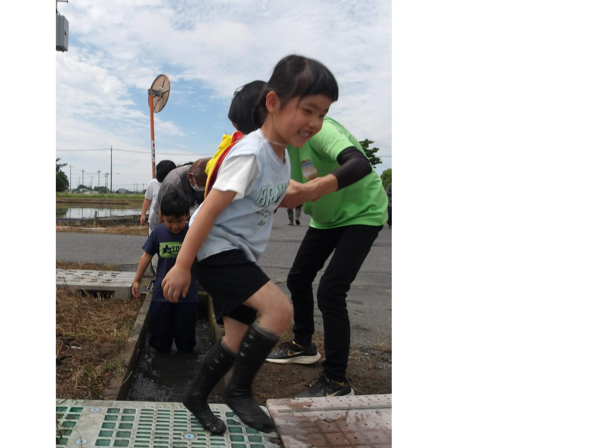 田んぼから上がったら水路で足を洗います、今日の水はまだ冷たい