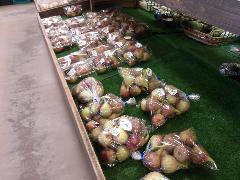 地元産のいちじくをはじめ特産の梨は秋月という品種が店頭に並ぶ