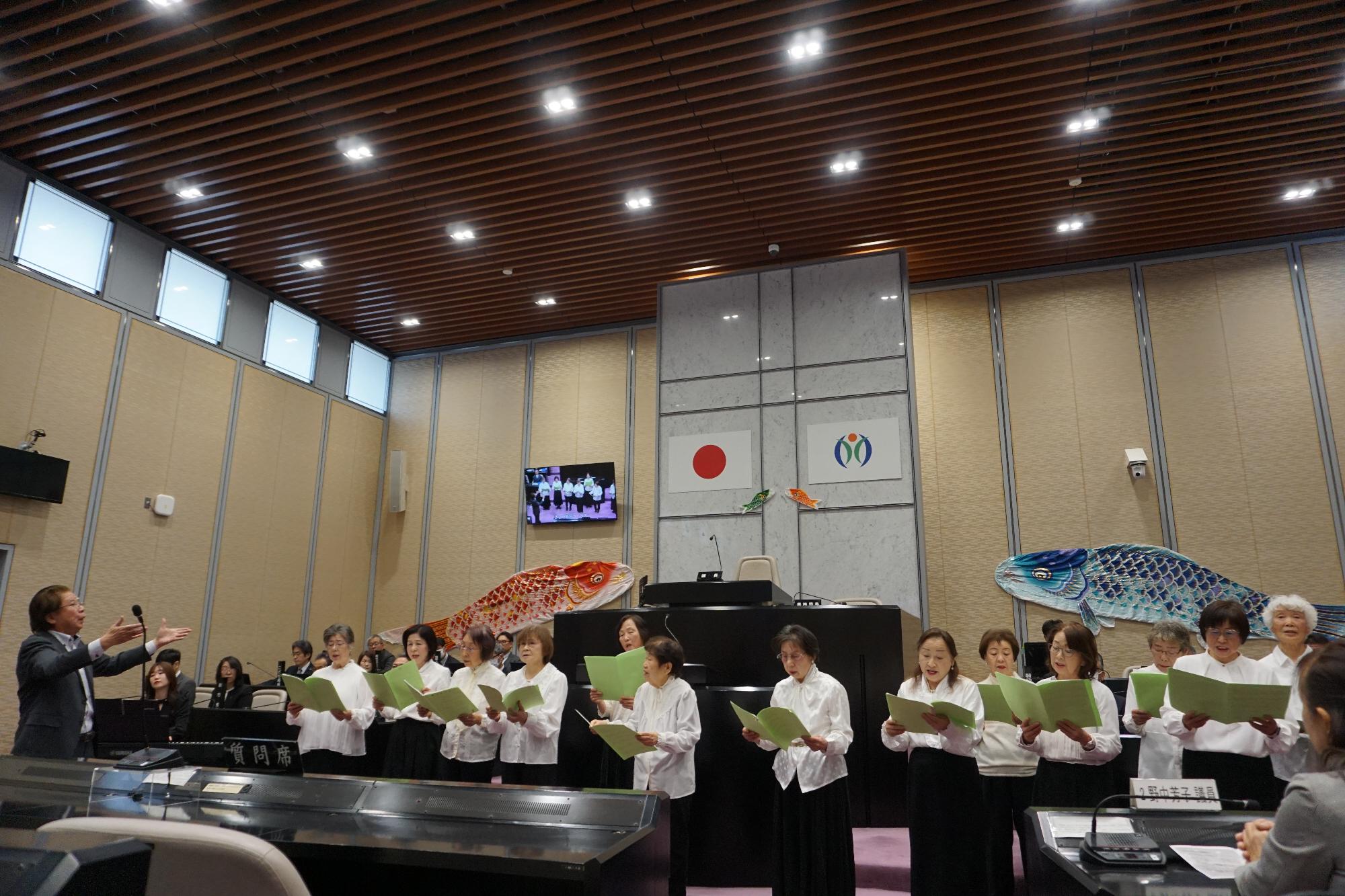 第4回加須市議会議場こいのぼりコンサート出演者きさい童謡コーラス合唱中の写真