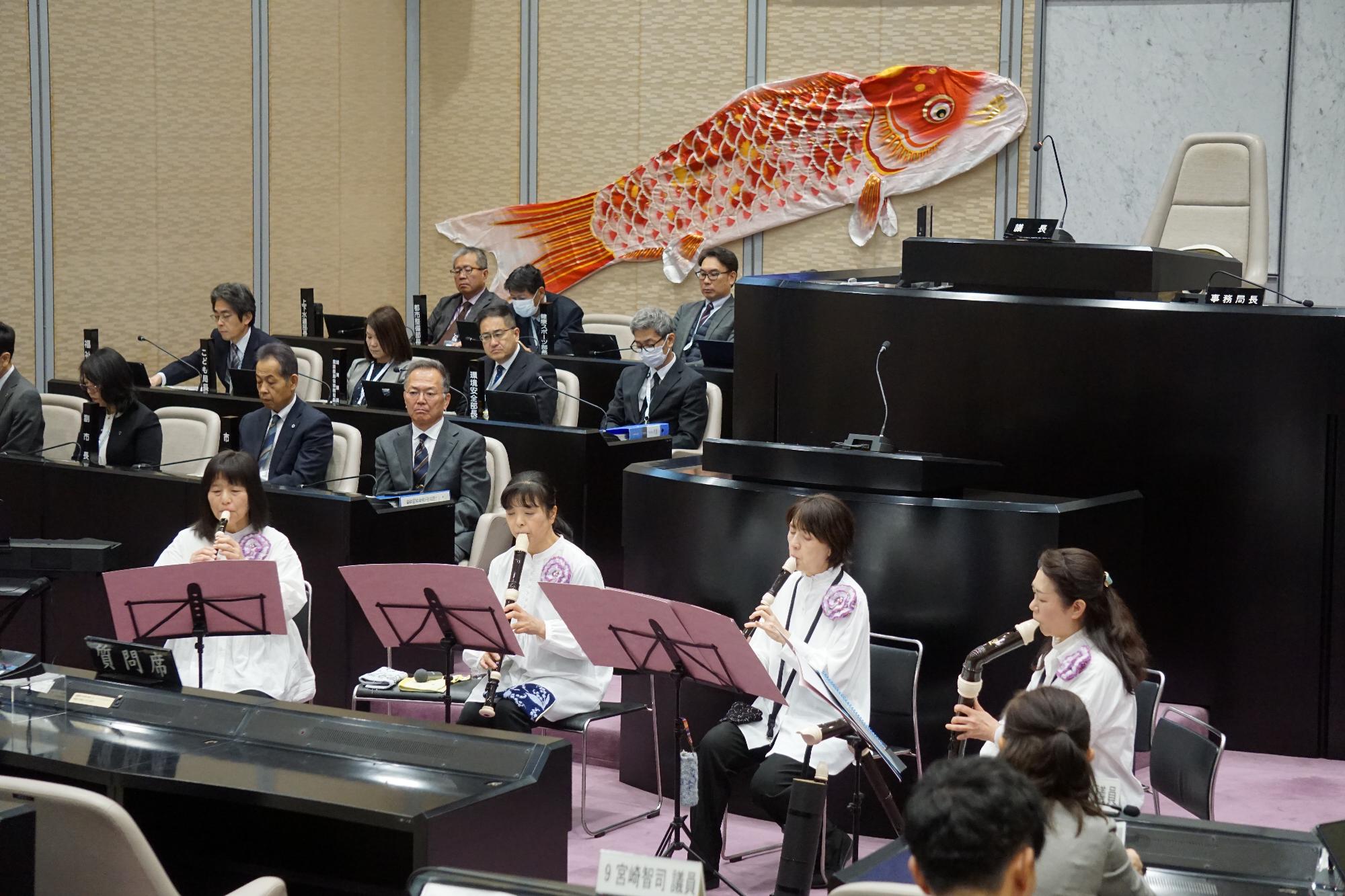 第4回加須市議会議場こいのぼりコンサート出演者リコーダーアンサンブルまざあぐうす演奏写真