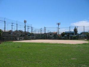 青空の下の鎮守前公園の野球場の写真