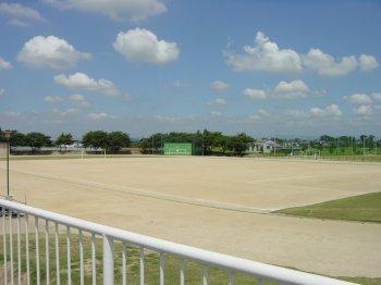 陸上トラック走路とサッカーコートがある加須市民運動公園の写真