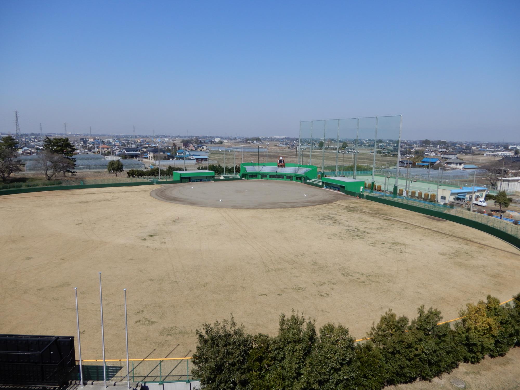 青空の下の加須市民運動公園野球場の写真