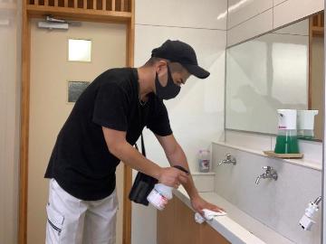 トイレの抗菌作業