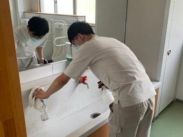トイレの抗菌作業