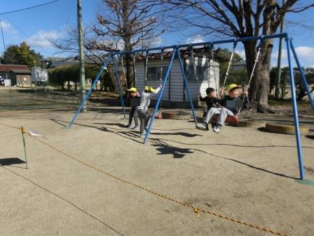 年長さんは午後小学校のブランコで遊びます。