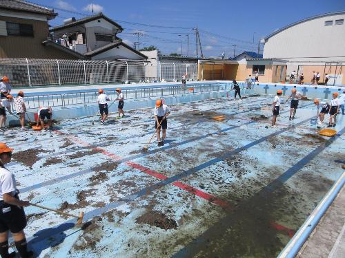 5月28日 プール掃除1