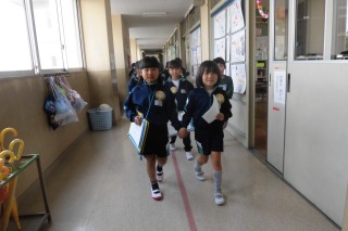 学校探検の様子1