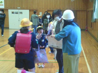 避難・引渡し訓練の様子3