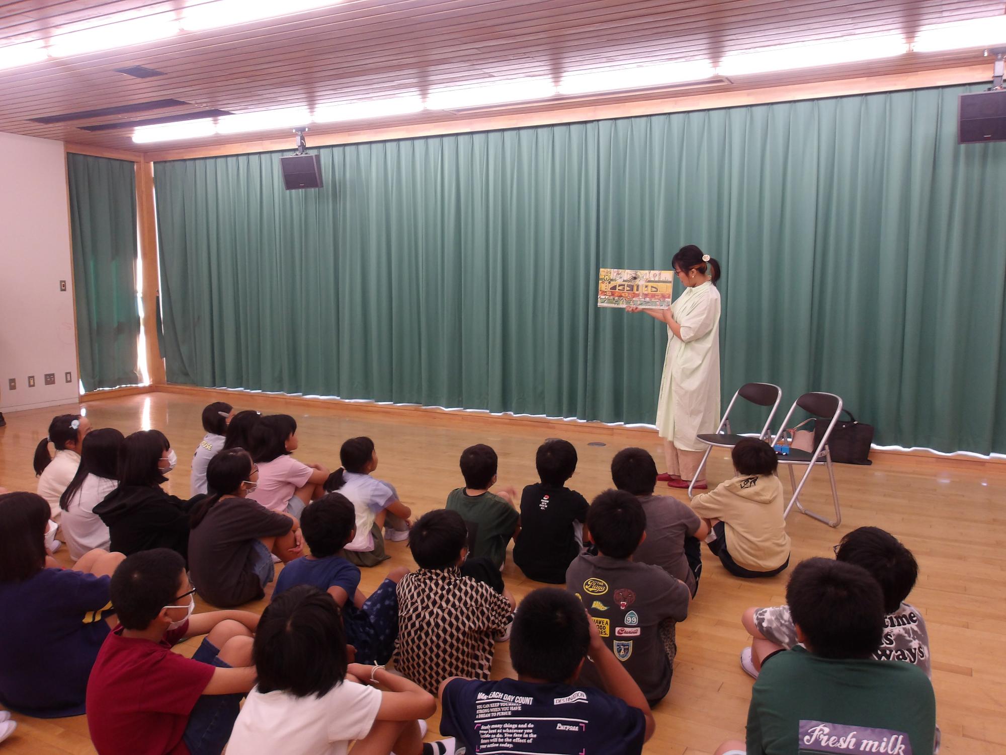 R5 柿沼さんによる読み聞かせ