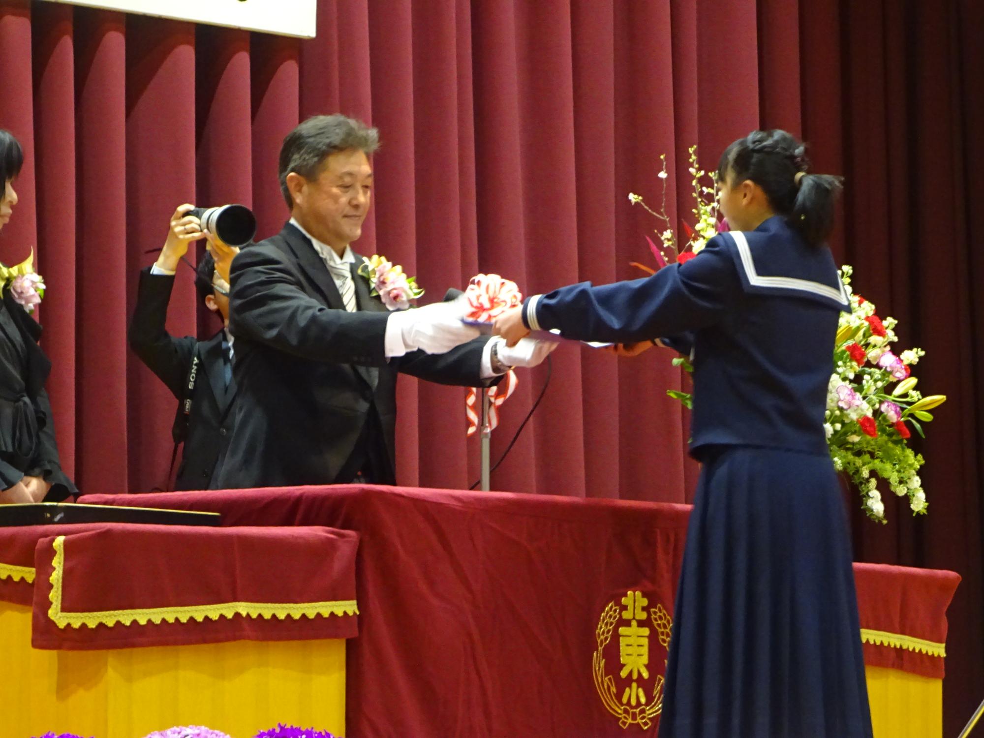 R6 卒業証書授与式1