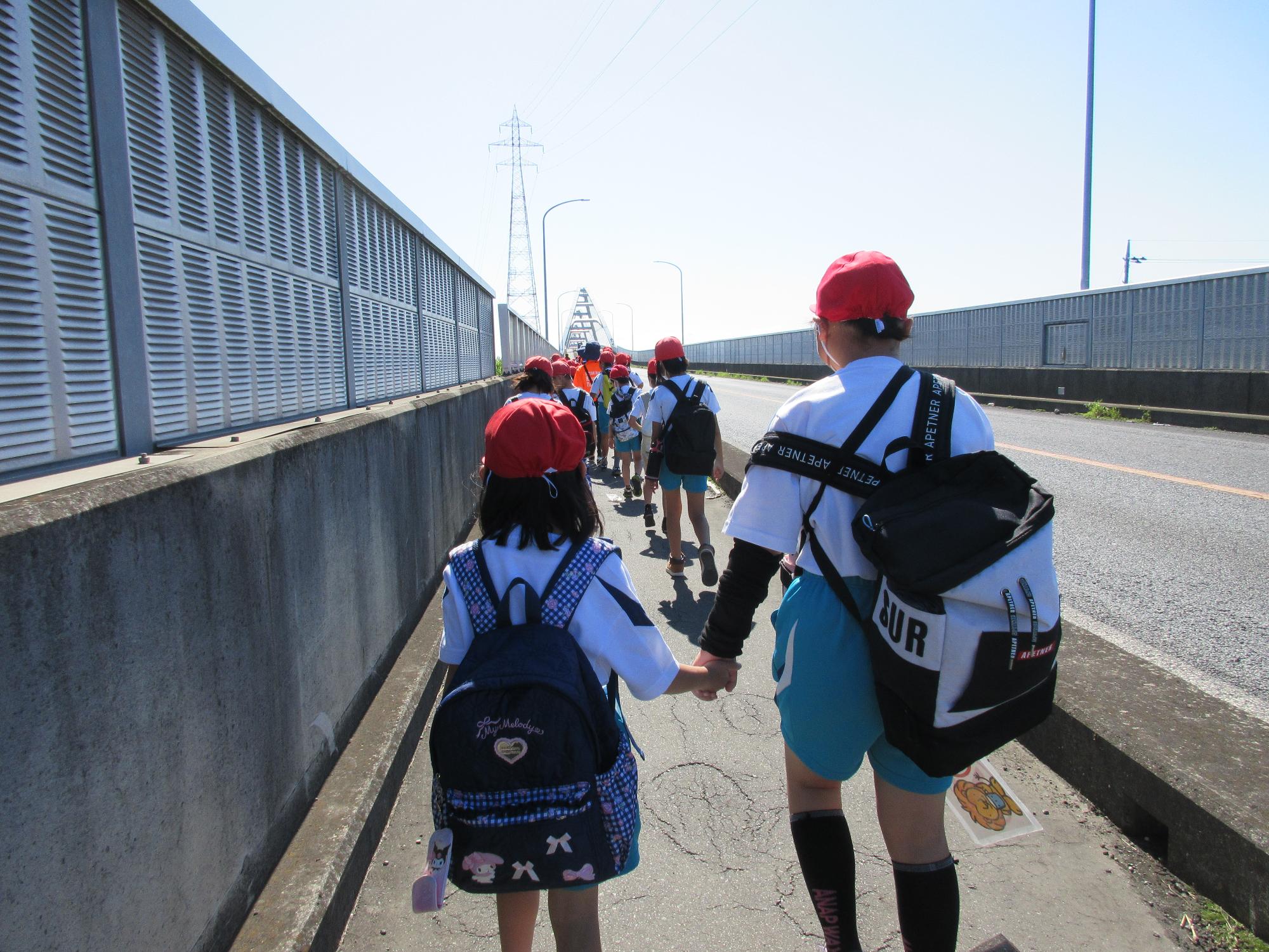 全校徒歩遠足 なかよく手をつないで