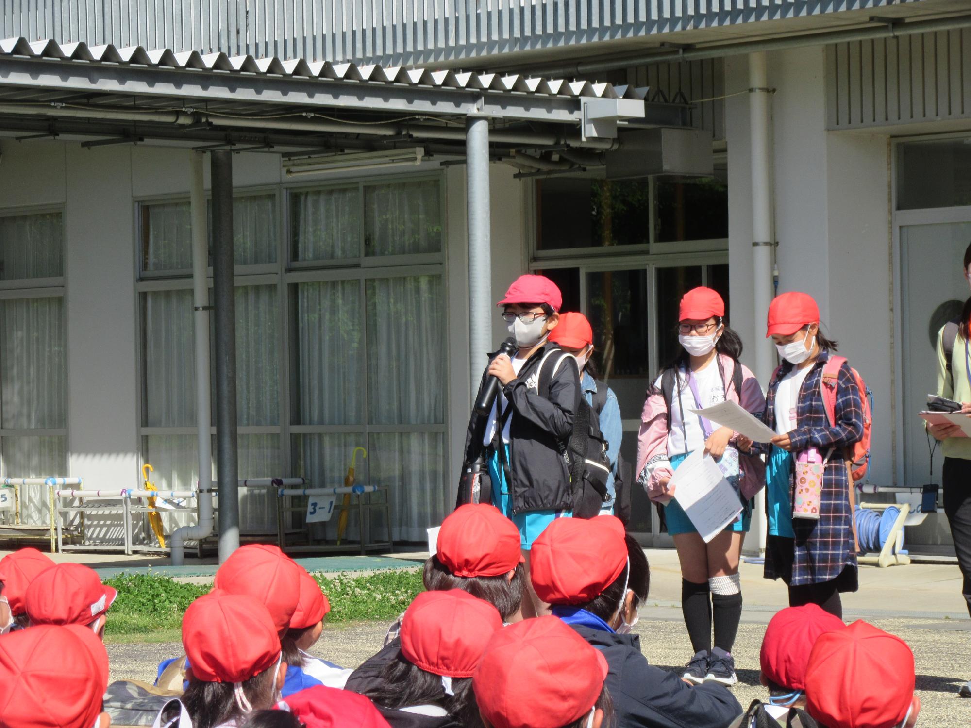 全校徒歩遠足 出発式