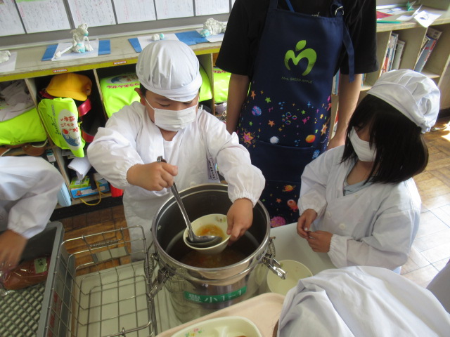 給食当番さん専用 5/13 1年生も給食当番、始まりました!／加須市