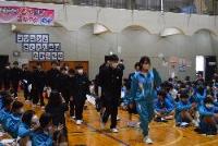 先輩の先導で新入生が入場します